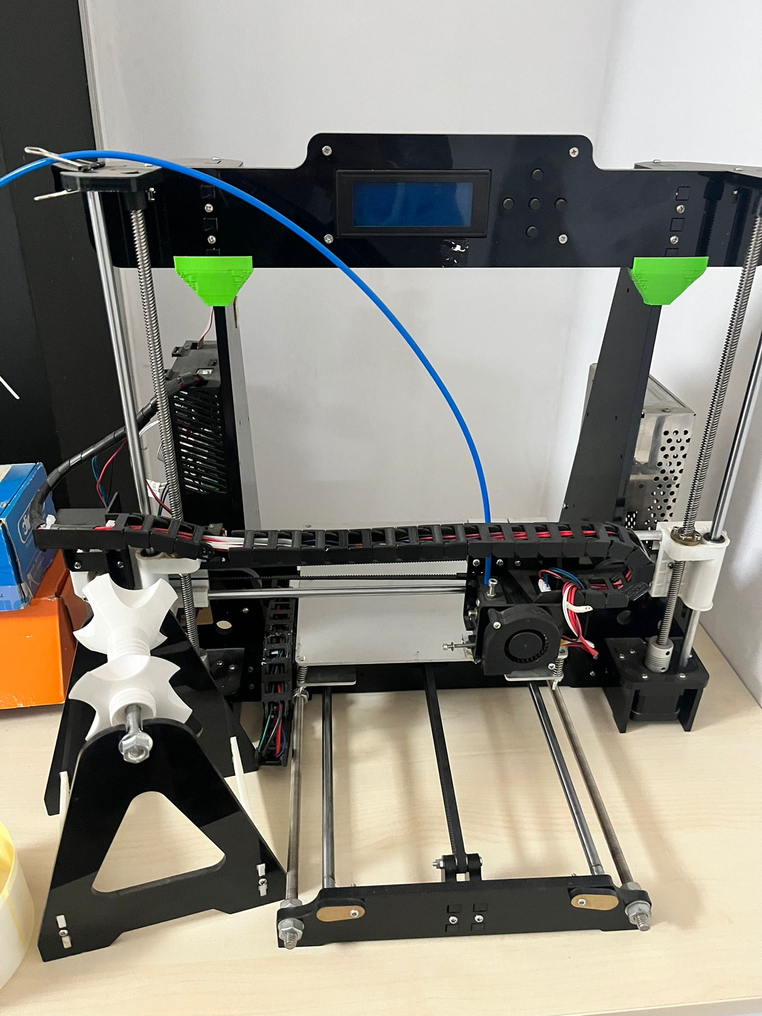 On Yıllık Sessizliğin Ardından: Bir Garaj, Bir Yazıcı ve Robotik Tutkusu — kapak görseli